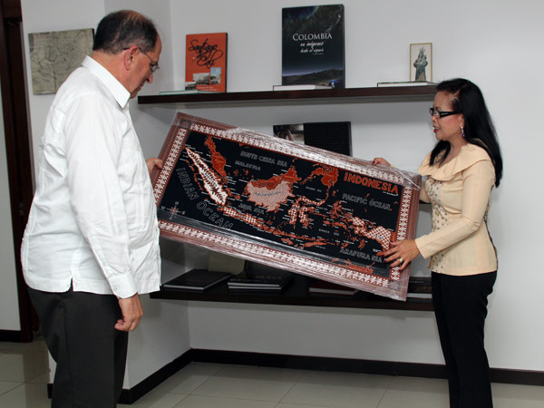 La educaci�n y la ca�a de az�car, le interesan a la embajadora de Indonesia