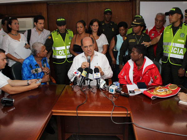 El alcalde Guerrero reconoce el tes�n por salir adelante del nuevo campe�n mundial de boxeo