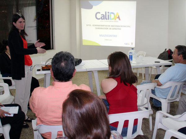 La directora de Hacienda, atenta a resolver inquietudes de vecinos en el sur de Cali
