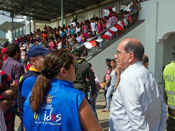 El Alcalde verifica orden y agilidad en entrega de tarjetas a beneficiarios de M�s Familias en Acci�n