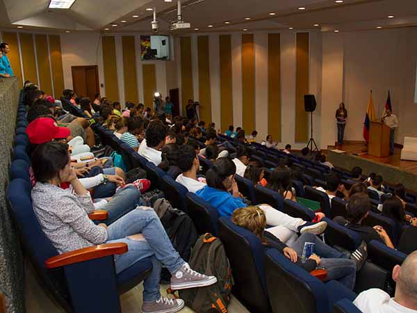 Estudiantes dan ideas para mejorar la movilidad cale�a, en la Universidad Cat�lica