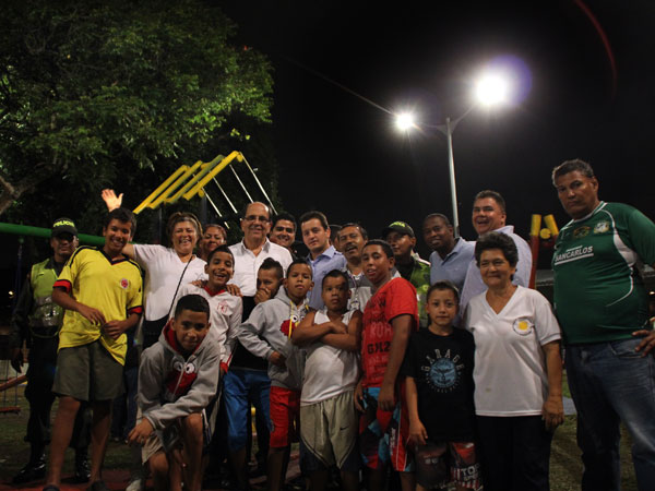 Comuna 7 vuelve a apropiarse de sus parques y zonas verdes con programa de cambio de iluminaci�n de la Alcald�a