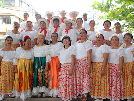 Celebraci�n de los �A�os Dorados� mostr� a cale�os talento y alegr�a en el teatro Los Cristales