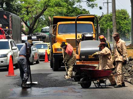 Plan bacheo ya super� los 200.000 m2 de huecos reparados en Cali