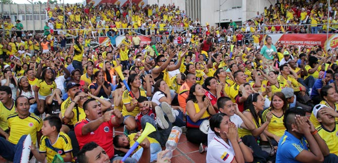Aficionados colman las pantallas gigantes de la Alcald�a, apoyando la Selecci�n