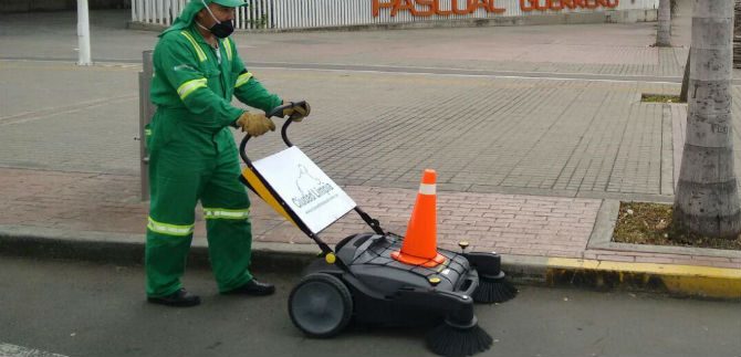 Estrenando barredoras manuales, Cali Limpia durante el Mundial de Atletismo