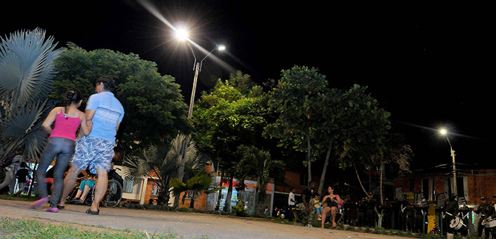 Alcalde de Cali entrega parque con luz blanca y v�a adoquinada en la Comuna 10