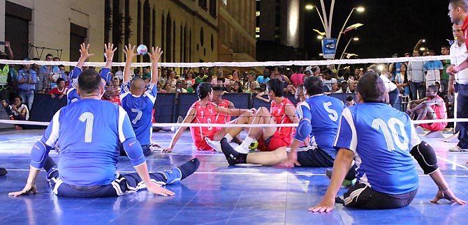 Con fiesta deportiva presentan la III Copa de Voleibol Sentado y campa�a Respira Paz