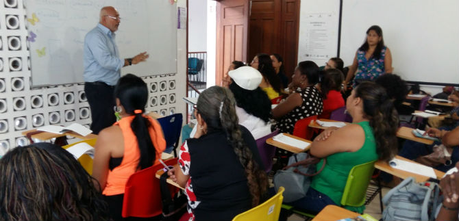 Capacitan a mujeres emprendedoras que trabajan desde la informalidad