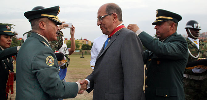 Alcalde de Cali fue condecorado con la orden al m�rito militar Jos� Mar�a C�rdoba
