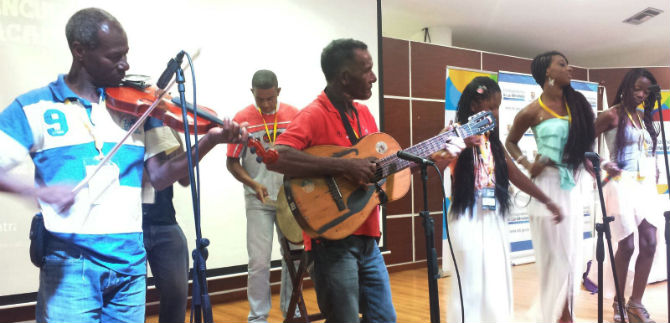 Encuentros acad�micos con marimba, viol�n, conunos y bombos