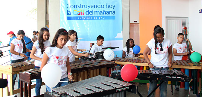 Ni�os m�sicos de Silo� echaron a volar sus notas con los vagones del MIO Cable