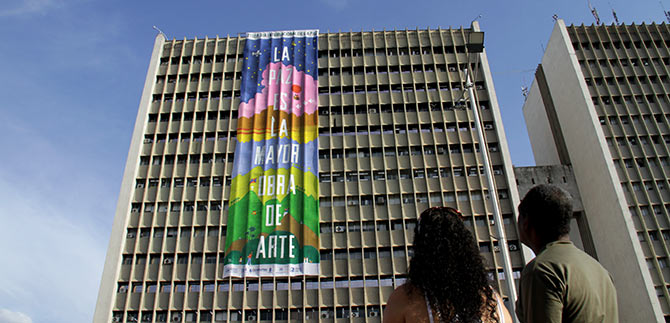 CAM se visti� de paz con un lienzo elaborado por m�s de 500 ni�os