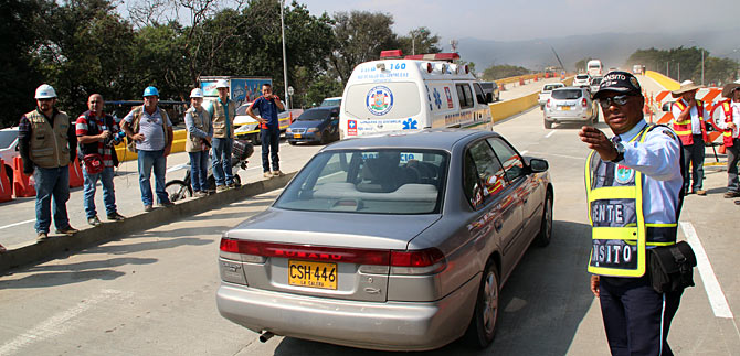 Cale�os y visitantes se movilizan por el moderno puente de la carrera Primera que permite la entrada a la ciudad