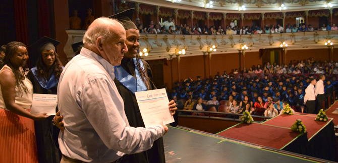 Alcalde invit� a emprender a los 350 j�venes de poblaci�n vulnerable que se graduaron