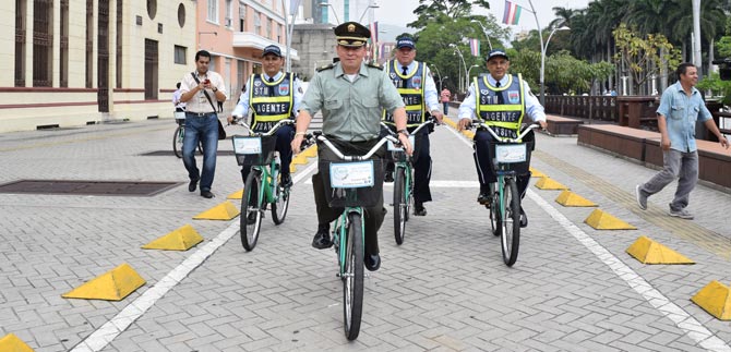 Secretar�a de Tr�nsito se compromete a dar prioridad a los peatones y ciclistas