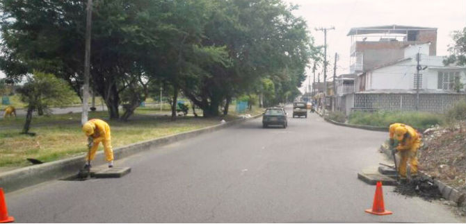 Se siguen retirando desechos de los canales de aguas lluvia y sumideros