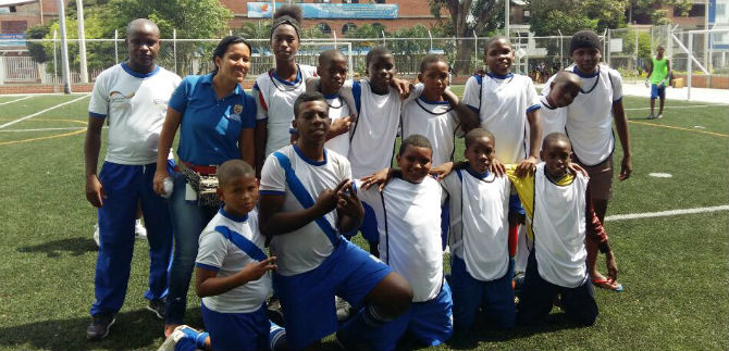 El abrazo rompe barreras en las comunas 15 y 21