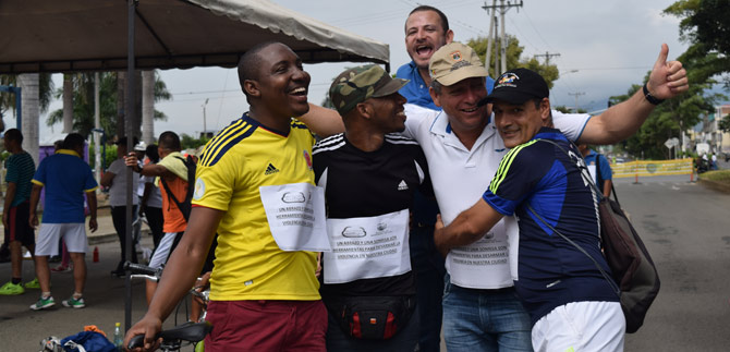 En la ciclovida de la comuna 15 hubo lluvia de abrazos