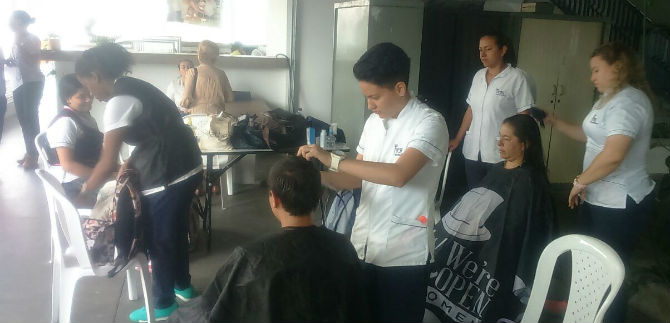 Adultos mayores se benefician con jornadas de peluquer�a gratuita