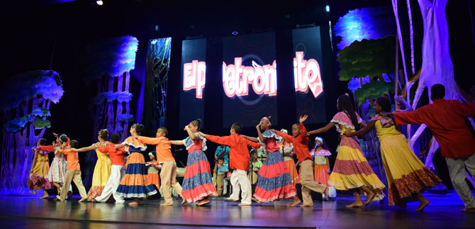 Al ritmo de cununos y marimbas, vibr� el Teatro Jorge Isaac en el Petronito