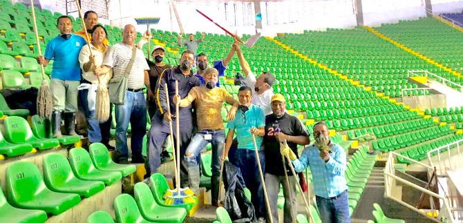 Minga de la Secretar�a del Deporte en limpieza masiva en el Coliseo El Pueblo