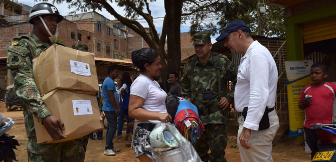 Funcionarios de la Alcald�a llevan servicios gratuitos a la Comuna 18