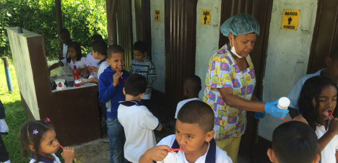 Gobierno cale�o, de la mano del sector privado, lleva buen cepillado a ni�os de El Hormiguero