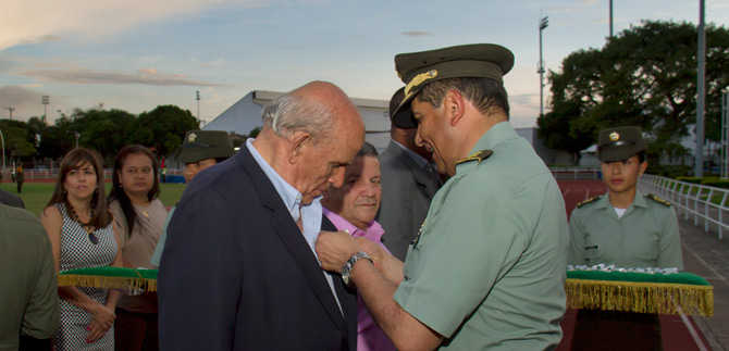 Polic�a Nacional condecora a Alcalde y secretaria de Gobierno