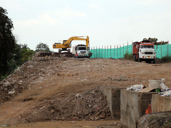 Avanza la erradicaci�n de residuos en la escombrera de la cra. 50 con Autopista Sim�n Bol�var
