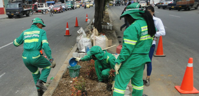 Avanza recuperaci�n del separador vial de la carrera 10