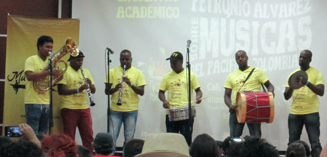 A punta de chirim�a se cerr� encuentro acad�mico Petronio