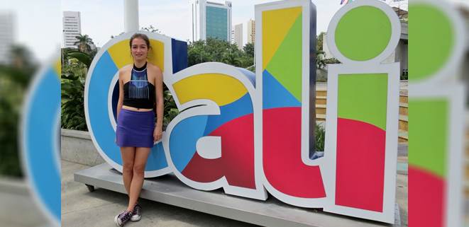 Turistas extranjeros en Cali ans�an aprender a bailar la salsa