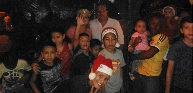 Infraestructura comparte en Navidad con habitantes del barrio El Hoyo