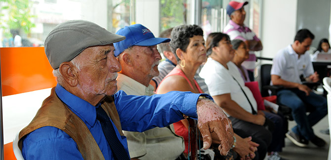 Capacitan a los cuidadores de los adultos mayores