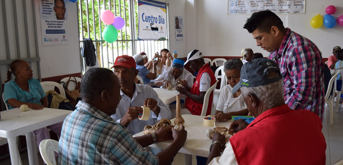 Capacitan a cuidadores de los adultos mayores de la comuna 16
