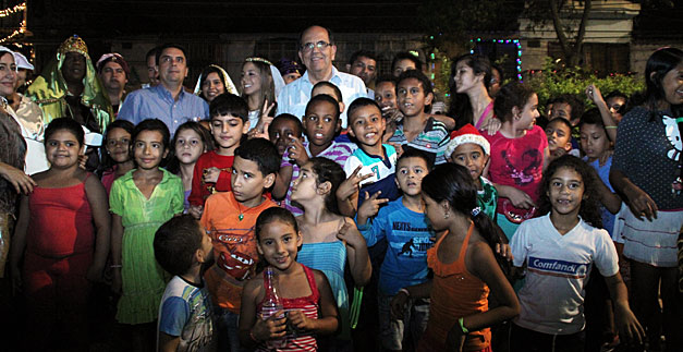 Alcalde y Secretario de Gobierno compartieron novena de Navidad con familias de Floralia