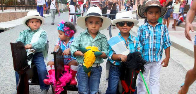 Cabalgata infantil y pequeos artistas, en inicio de la Feria de Cali