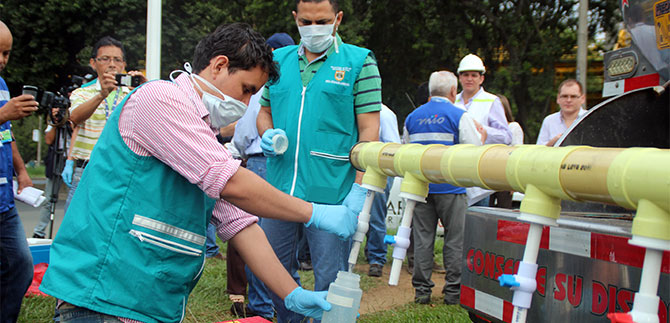 Carrotanques que darn agua potable durante el corte pasaron prueba sanitaria
