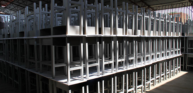 Estudiantes de colegios oficiales reconstruyen 10.000 pupitres que ya no servan