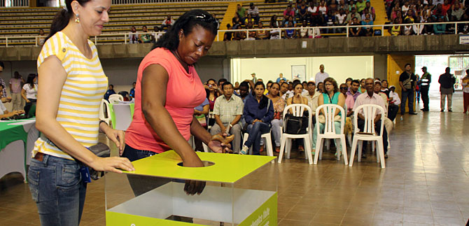 Alcalde de Cali asign apartamentos de 447 nuevos dueos en Altos de Santa Elena