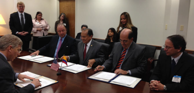 Alcalde firm en Washington sede para Cali de Solar Decathlon; promueve energa solar