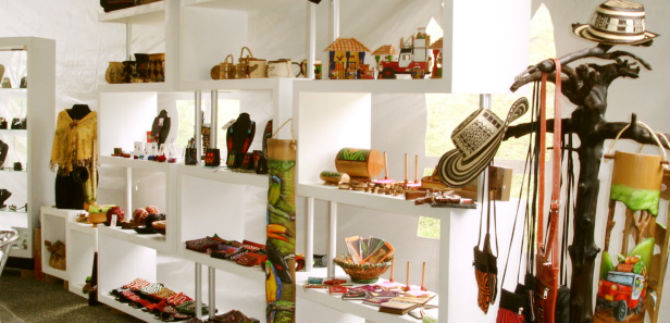 En fiesta de San Jos, los artesanos celebran en el mercado Abrazarte