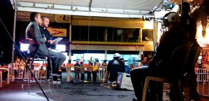 Empresa calea viste a presentadores de transmisin de la procesin