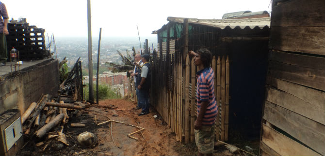 Administracin entreg ayudas a cinco familias, tras incendio en sus viviendas