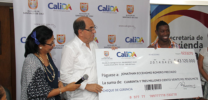 Al entregarle subsidio de vivienda, alcalde Guerrero dijo que el Momo Romero es ejemplo de la Cali trabajadora que se proyecta al mundo
