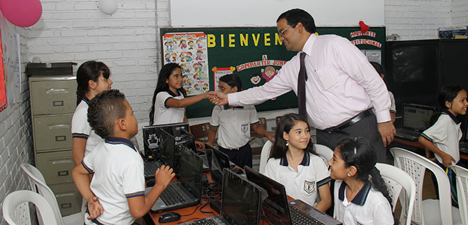Ni�os de la comuna 16 reciben clases en aulas  sistematizadas