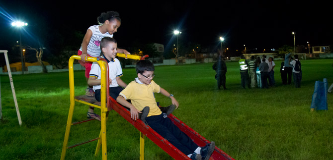 Comuna 1 estrena iluminacin en parques y zonas verdes, de manos de la Administracin