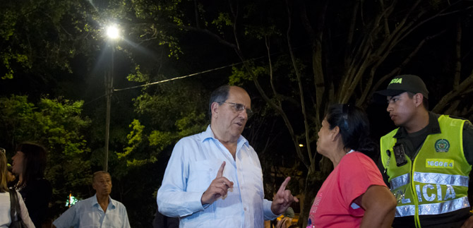 Habitantes de la comuna 9 estrenan este martes parques y zonas verdes con luz blanca