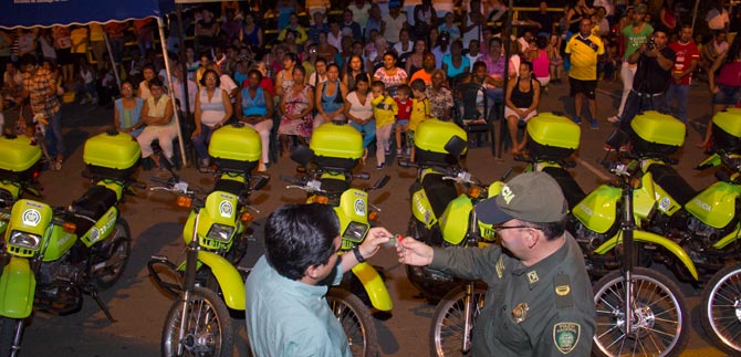 Gobierno entrega nuevas motos para reforzar seguridad en Altos de Santa Elena